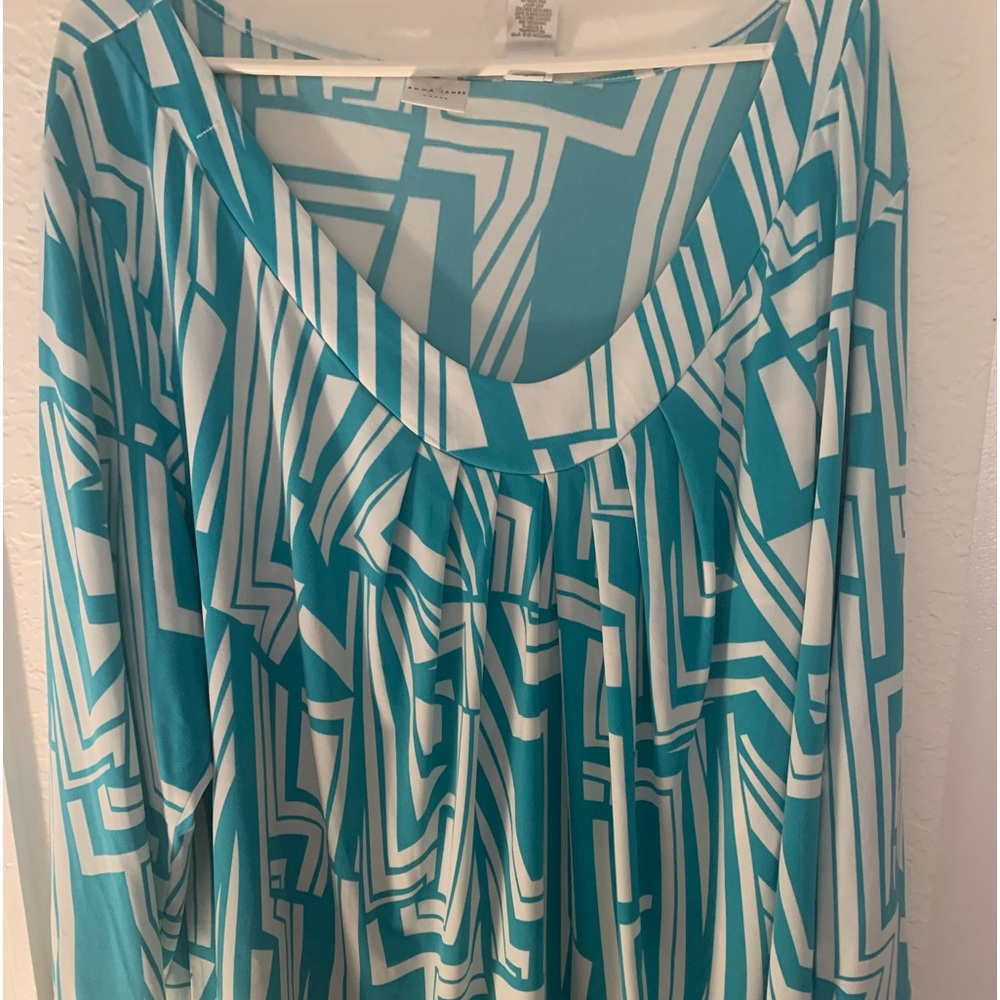Emma James 3X top blue and white geometric